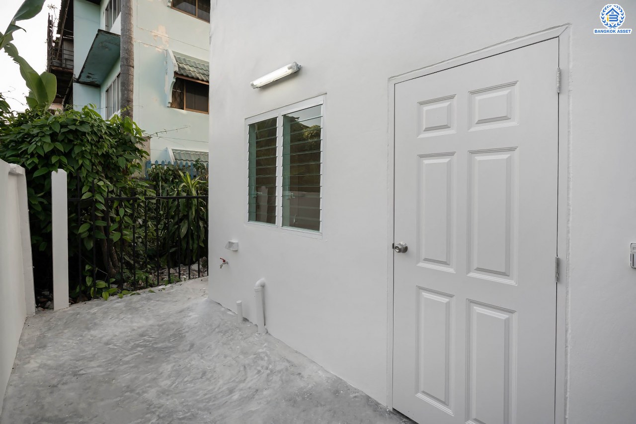 บ้านมือสองตกแต่งใหม่ 3 ชั้น ทำเลโซนเมือง โครงการ จริงใจวิลเลจ รัตนาธิเบศร์ (ซอยเรวดี) เนื้อที่ 23 ตร.ว. ฟังก์ชัน 4 ห้องนอน 3 ห้องน้ำ จอดรถได้ 1 คัน เข้า-ออกได้หลายเส้นทาง ทั้งรัตนาธิเบศร์, ติวานนท์ และเลี่ยงเมืองนนท์ ใกล้ทางด่วน "งามวงศ์วาน" รถไฟฟ้าสายสีม่วง "สถานีศูนย์ราชการนนทบุรี" และ "สถานีบางกระสอ"